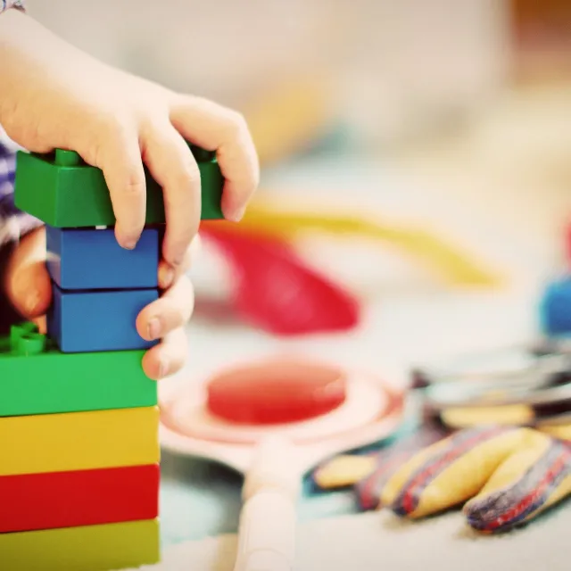 Kinder spielen Duplo