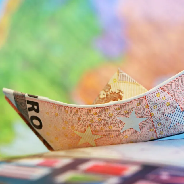 Geld als Schiff gefalten