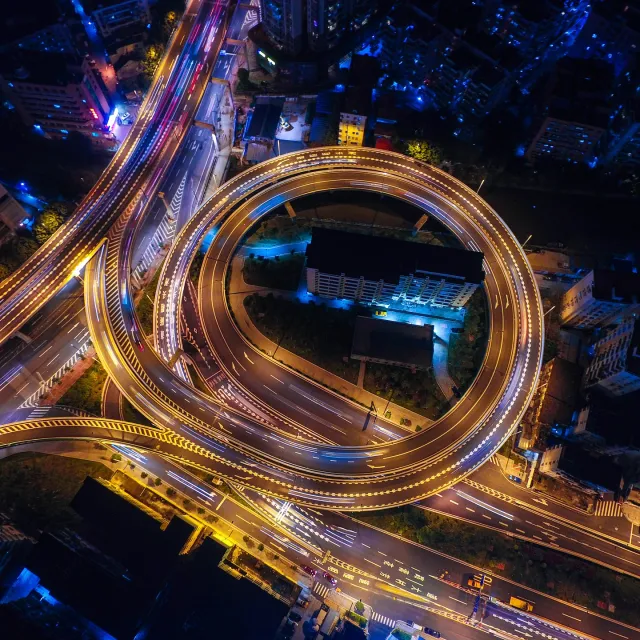 Autobahnkreuz bei Nacht