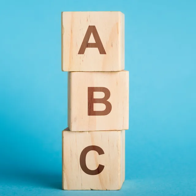 Stimmungsbild zum Thema: Es werden drei aufeinander stehende Holzblöcke mit A, B und C abgebildet.