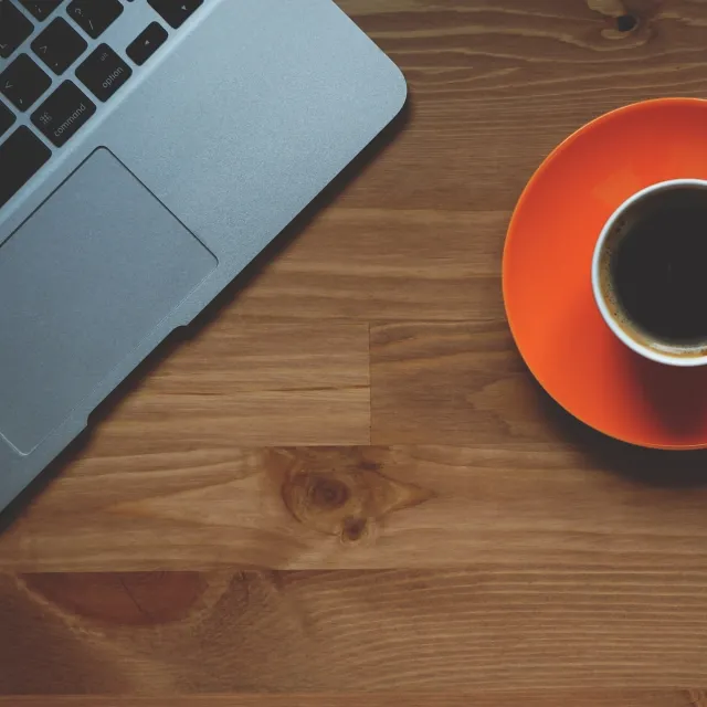 Kaffeetasse neben Laptop