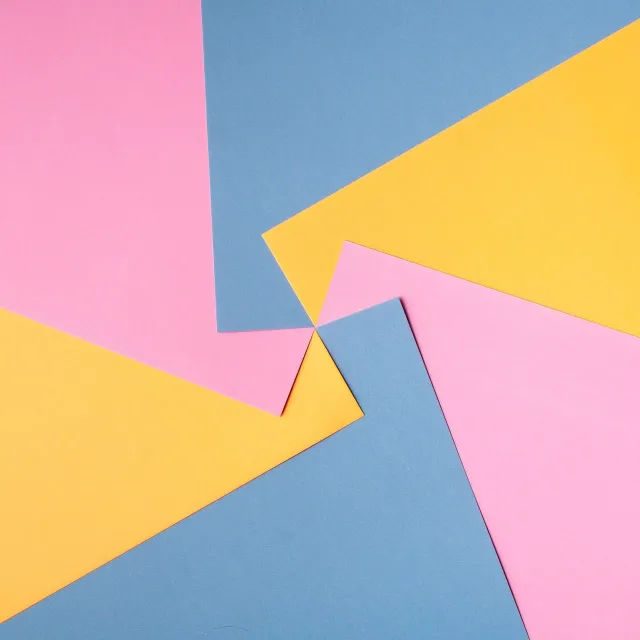 Stimmungsbild zum Beitrag: Es wird buntes Papier als Muster zusammengelegt abgebildet.
