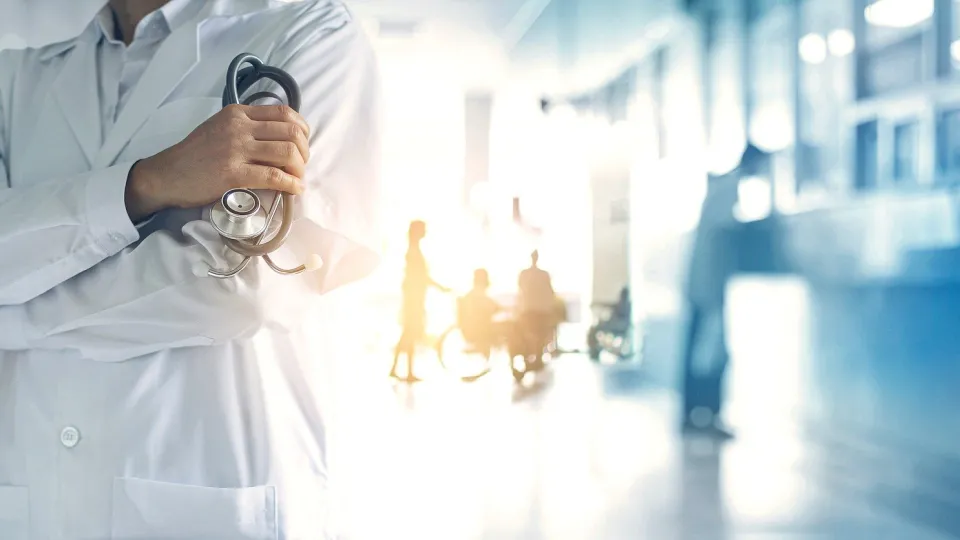 Stimmungsbild zum Beitrag: Es wird ein Arzt im Krankenhaus abgebildet.