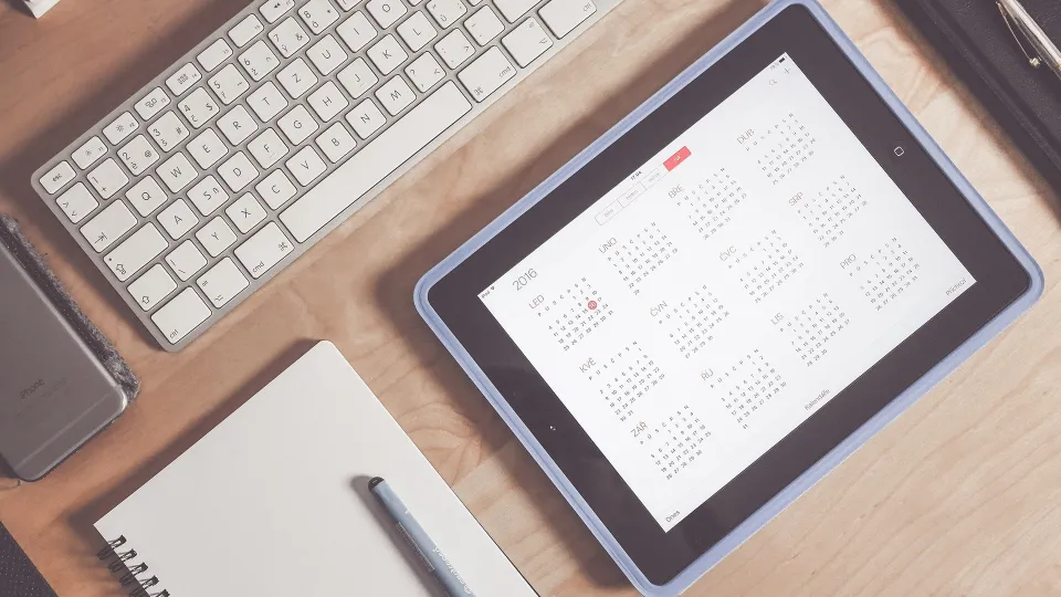 Stimmungsbild zum Beitrag: Es wird ein Tablet, der ein Kalender zeigt und ein Papier-Kalender abgebildet.