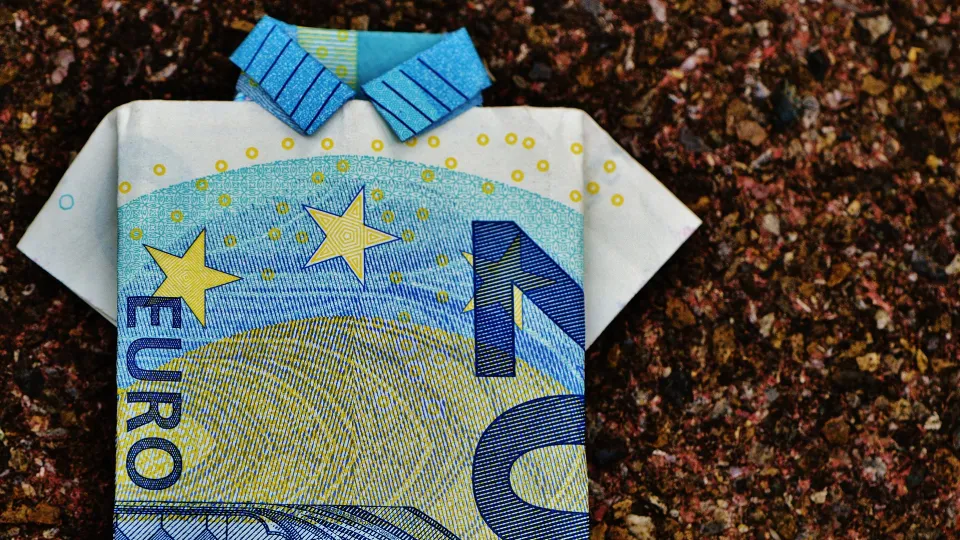 Stimmungsbild zum Beitrag: Ein 20-Euro-Schein gefaltet als Hemd wird abgebildet.