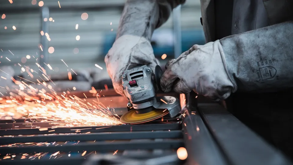 Stimmungsbild zum Beitrag: Eine Person in Schutzkleidung arbeitet mit einem Schweißgerät.
