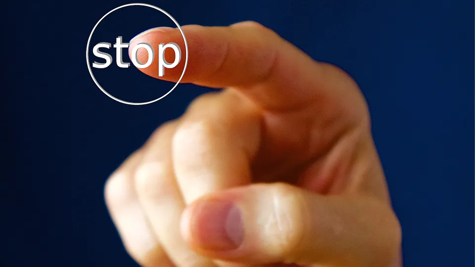 Stimmungsbild zum Beitrag: Ein Zeigefinger drückt auf einen Stop-Knopf.