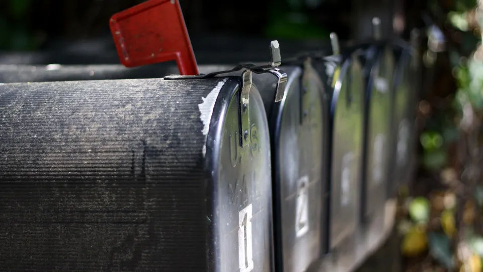 Stimmungsbild zum Beitrag: Es wird ein Briefkasten mit einer roten Fahne abgebildet.