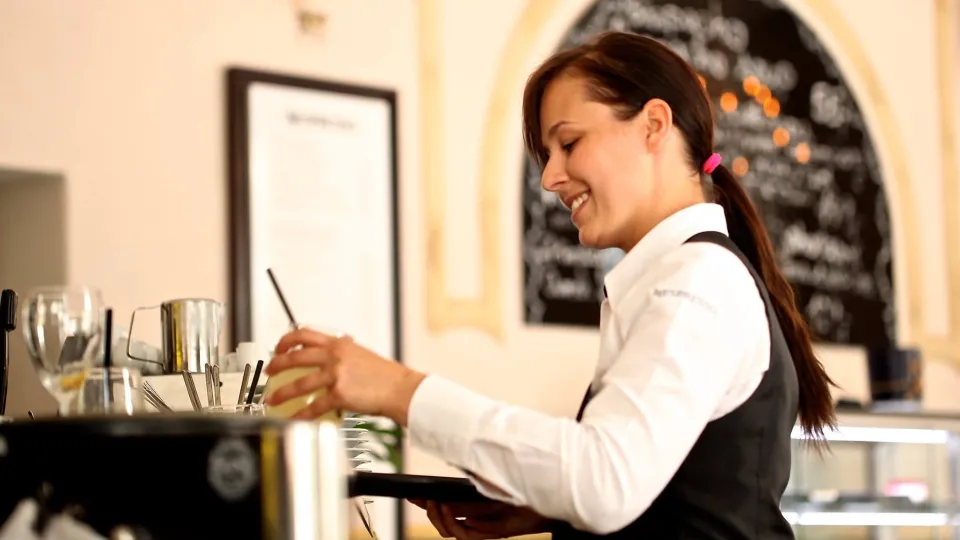 Stimmungsbild zum Beitrag: Es wird eine Kellnerin im Restaurant abgebildet.
