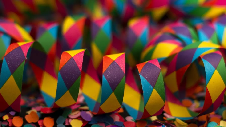 Stimmungsbild zum Beitrag: Bunte Luftschlangen und Konfetti werden abgebildet.