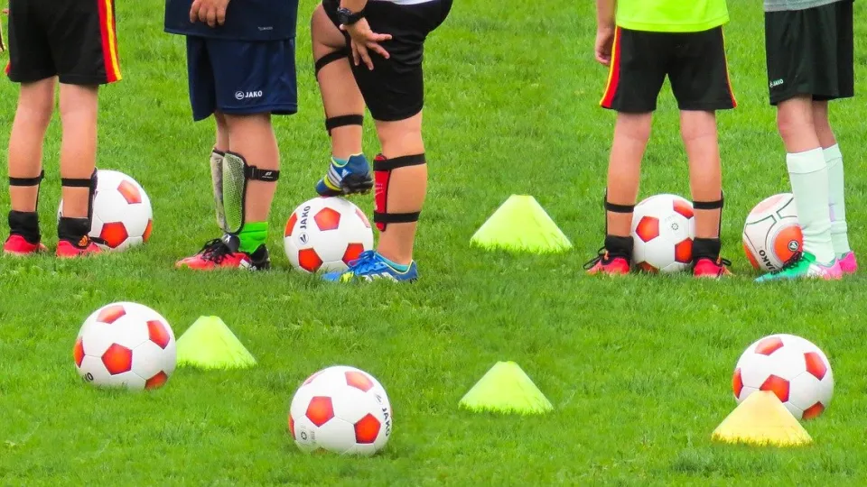 Stimmungsbild zum Beitrag: Es werden Kinder beim Fußballtraining abgebildet.
